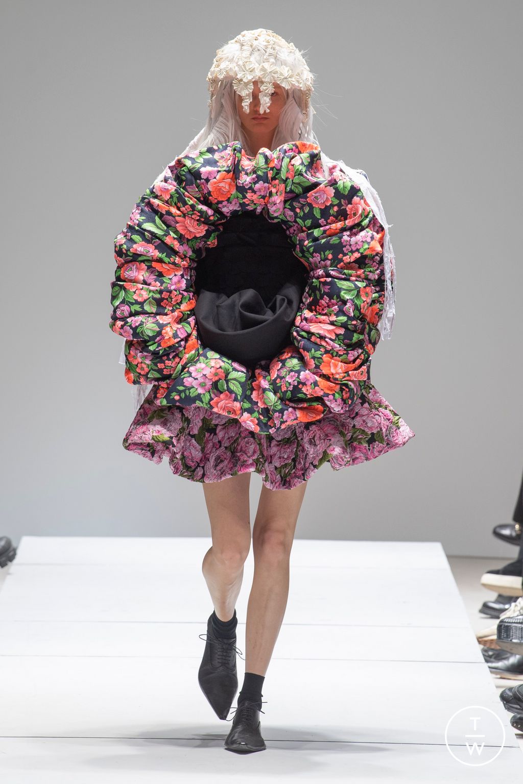 Fashion Week Paris Spring/Summer 2023 look 16 from the Comme des Garçons collection womenswear