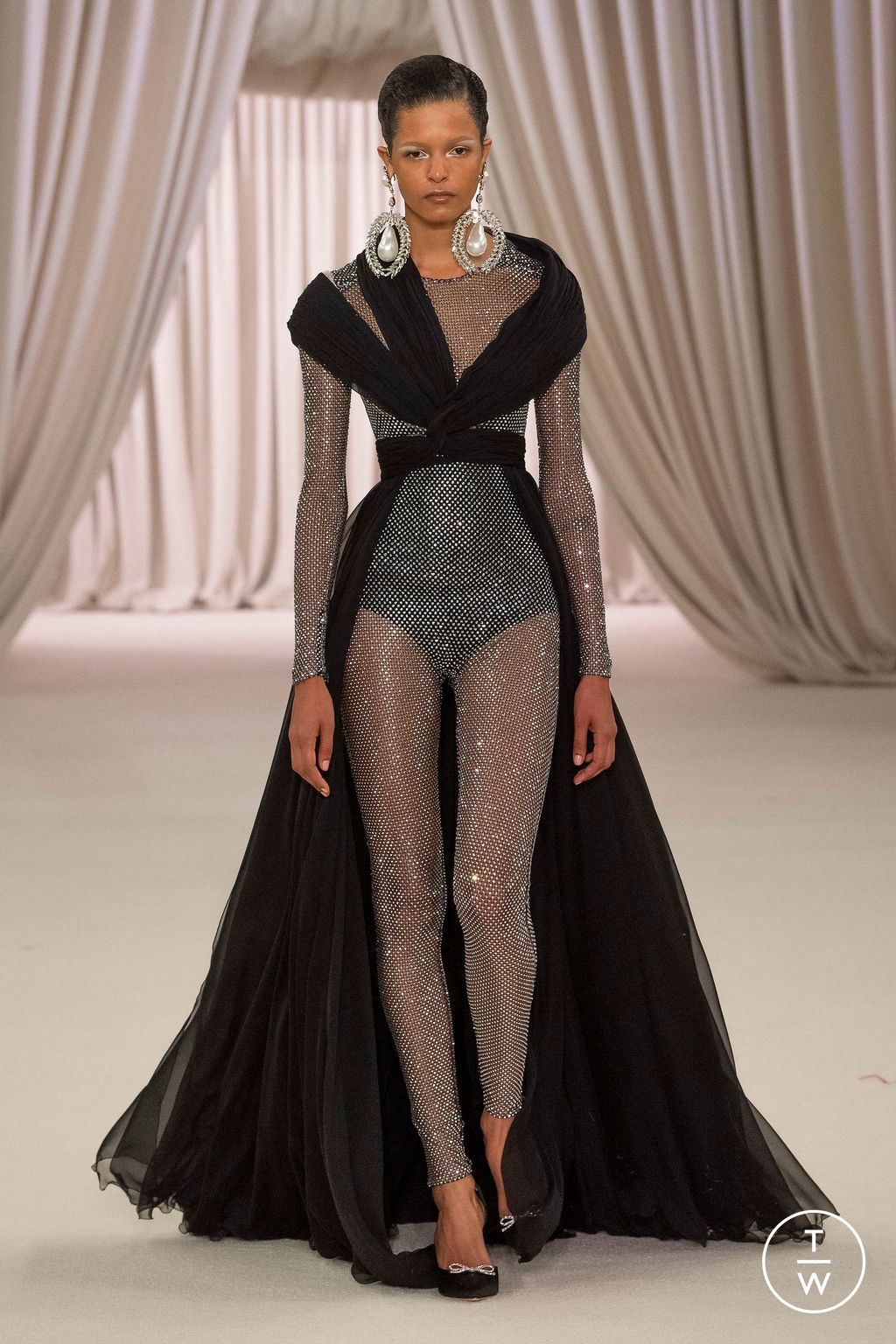 Fashion Week Paris Spring/Summer 2023 look 22 de la collection Giambattista Valli couture