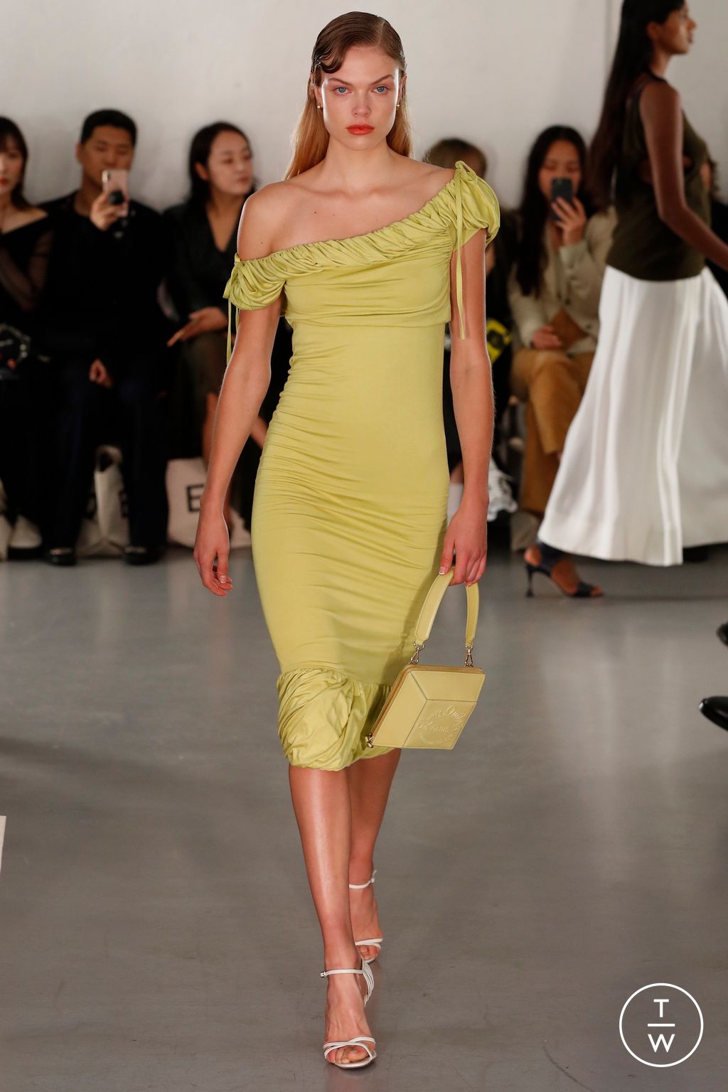 Fashion Week London Spring/Summer 2023 look 31 de la collection Eudon Choi womenswear