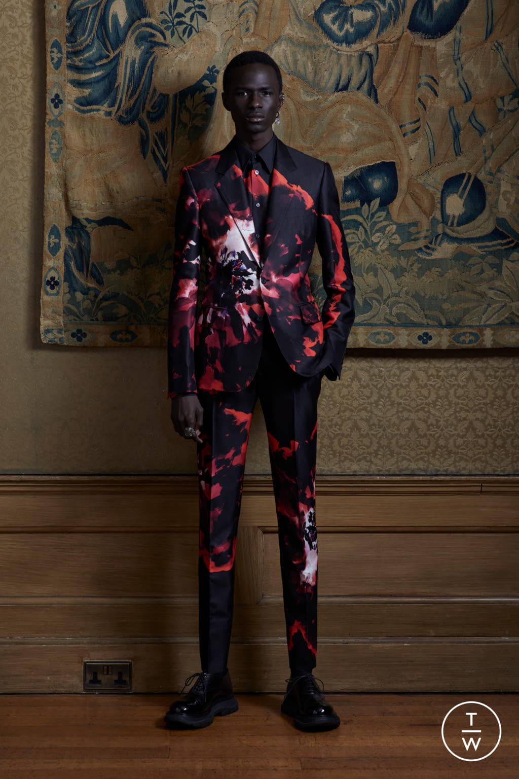 Fashion Week London Spring/Summer 2020 look 6 from the Alexander McQueen collection menswear