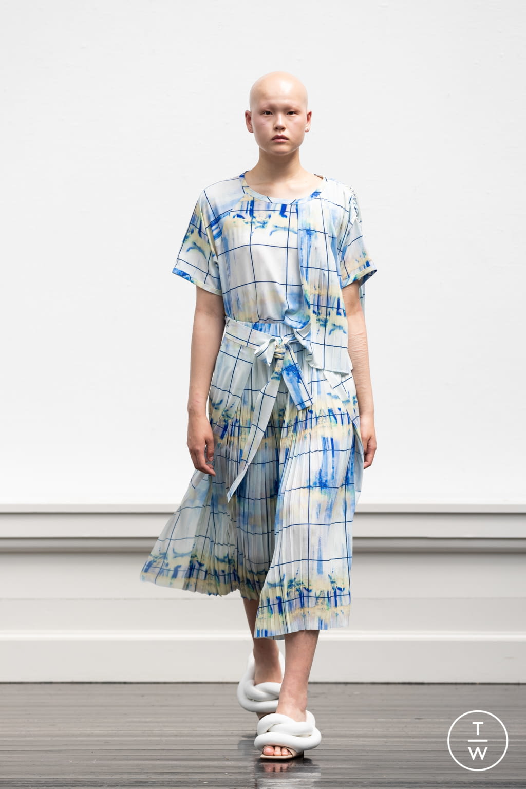 Fashion Week Paris Spring/Summer 2022 look 5 from the Henrik Vibskov collection menswear