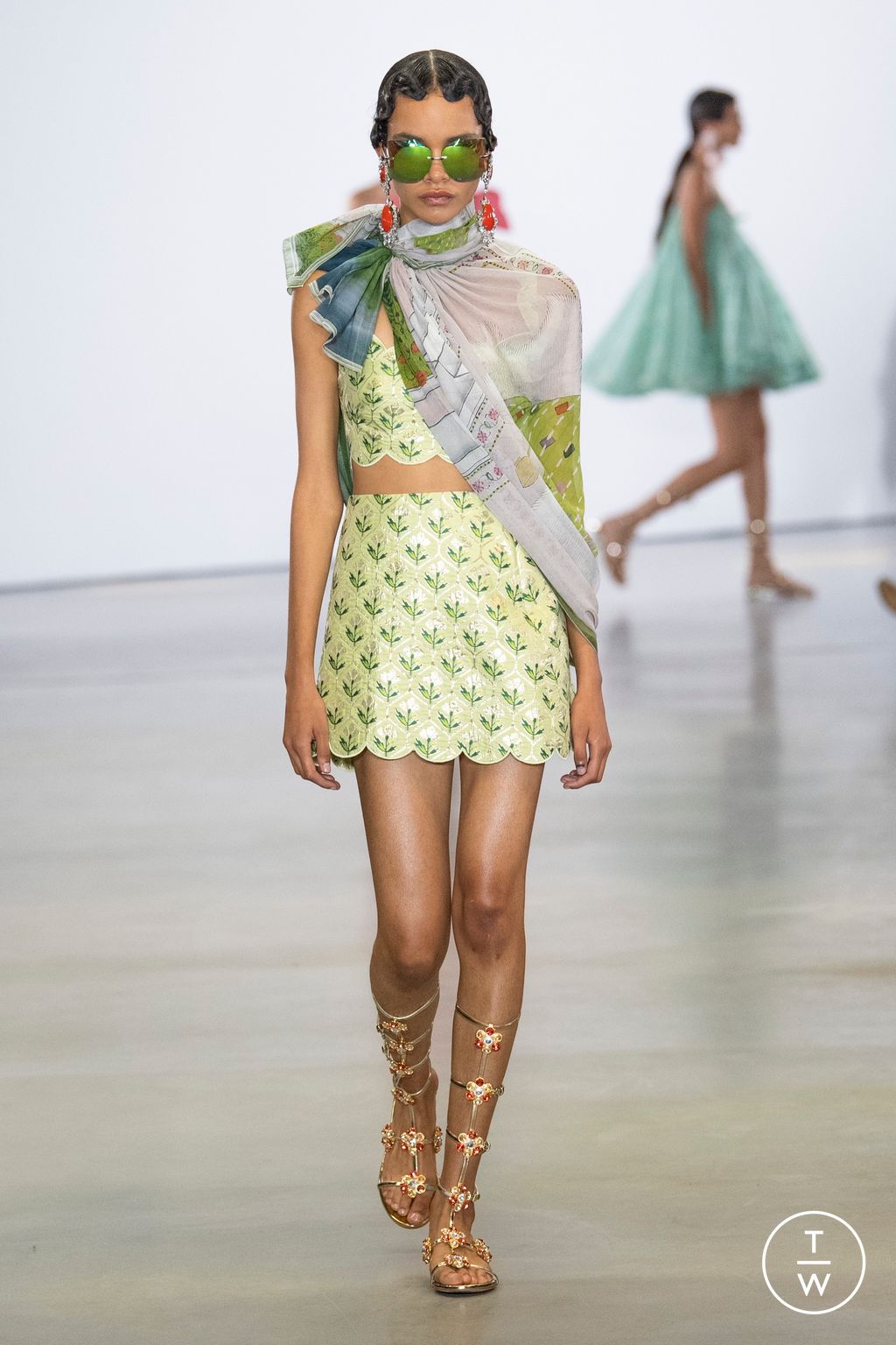 Fashion Week Paris Spring/Summer 2023 look 50 from the Giambattista Valli collection 女装