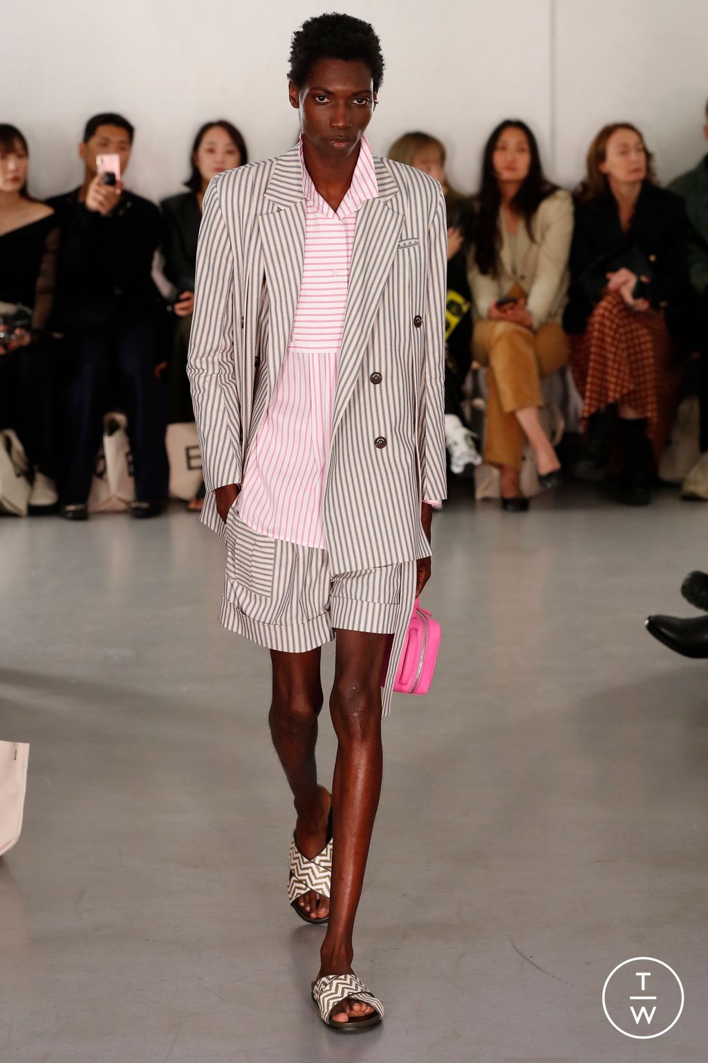 Fashion Week London Spring/Summer 2023 look 17 from the Eudon Choi collection 女装