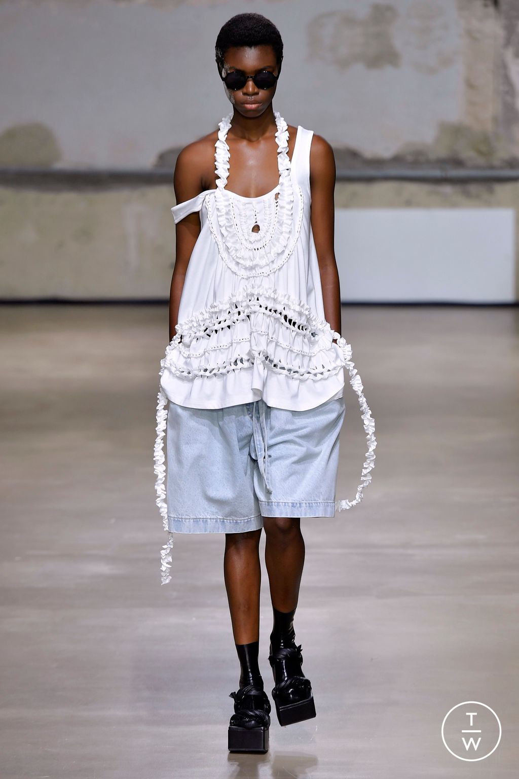 Fashion Week Paris Spring/Summer 2023 look 2 from the Christian Wijnants collection womenswear