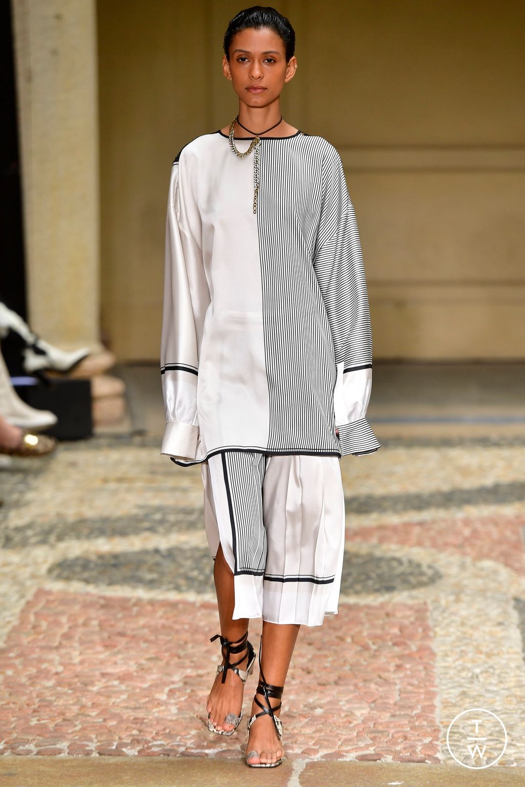 Fashion Week Milan Spring/Summer 2023 look 10 de la collection Calcaterra womenswear