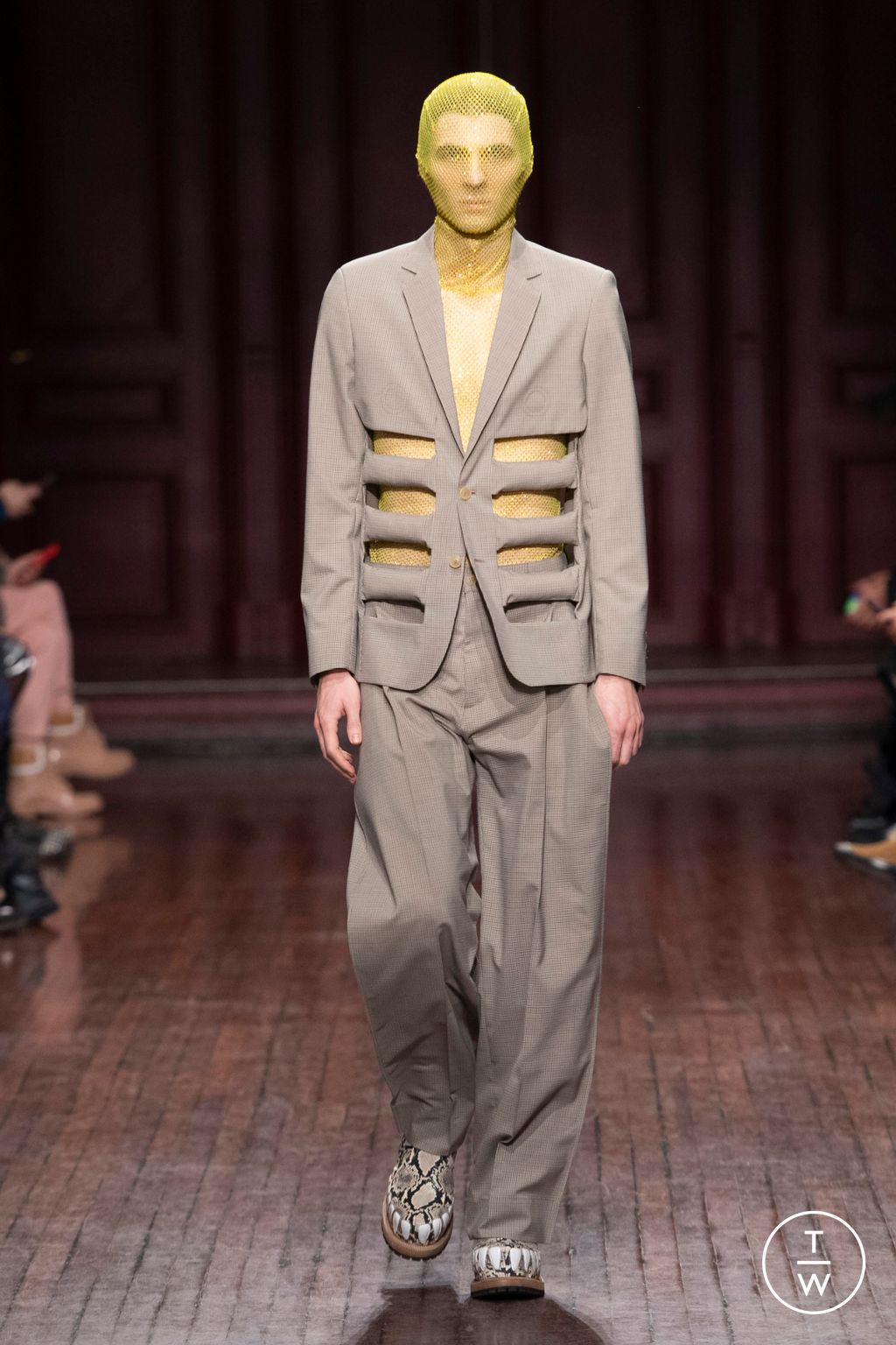 Fashion Week Paris Fall/Winter 2023 look 38 from the Walter Van Beirendonck collection 男装