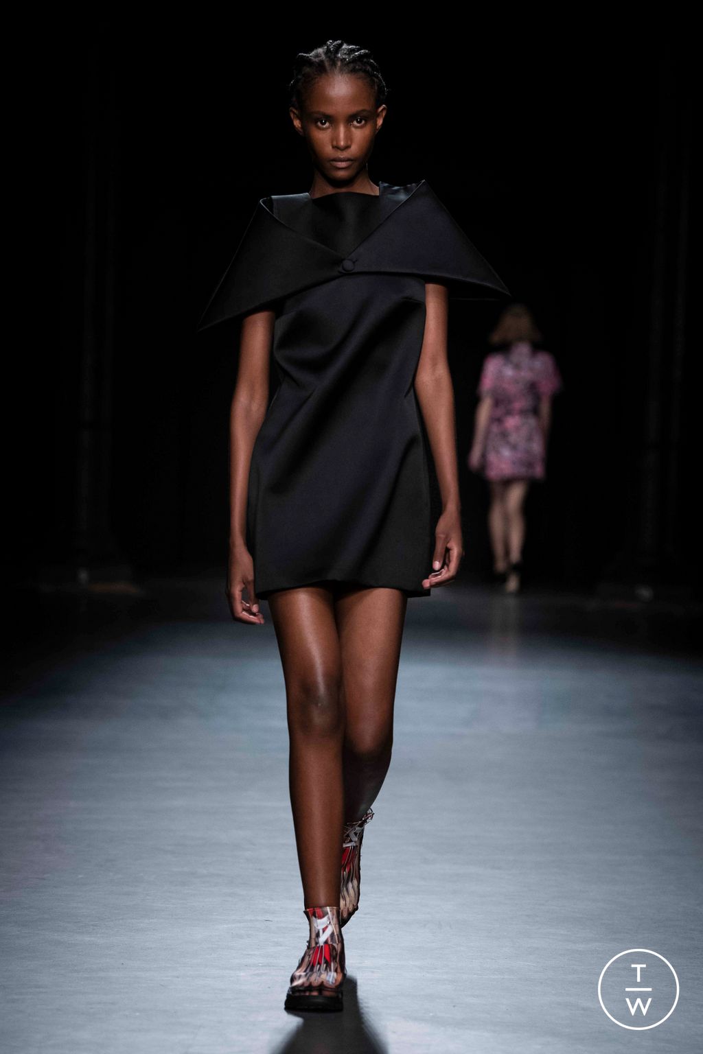 Fashion Week London Spring/Summer 2023 look 25 from the Christopher Kane collection 女装