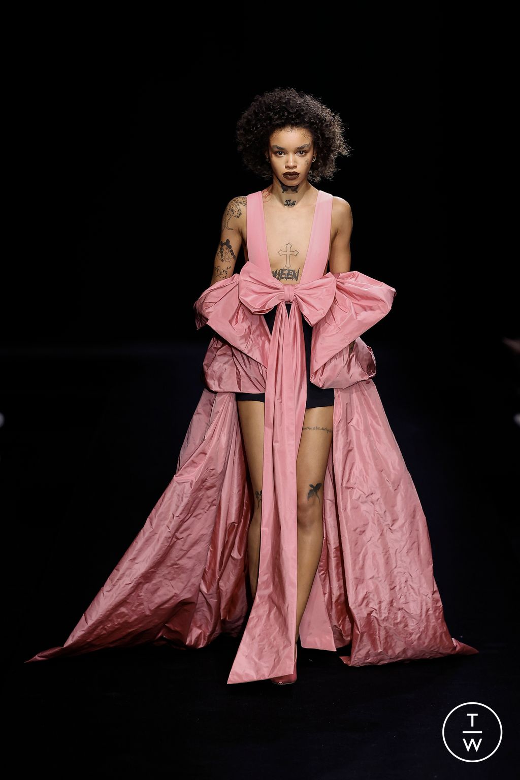 Fashion Week Paris Spring/Summer 2023 look 21 from the Valentino collection 高级定制