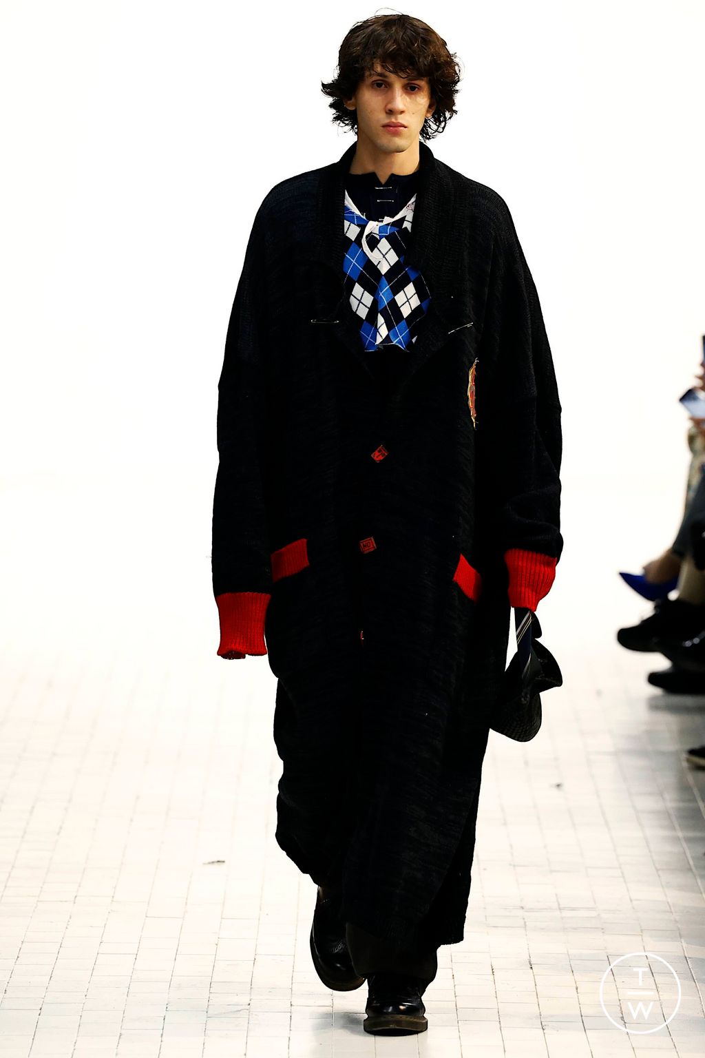 Fashion Week Milan Fall/Winter 2023 look 6 de la collection Simon Cracker menswear