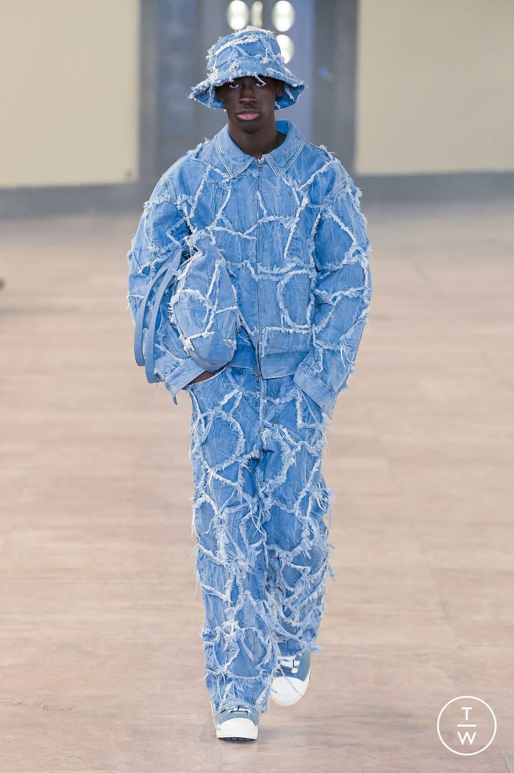 Fashion Week Paris Fall/Winter 2023 look 4 from the Nahmias collection menswear