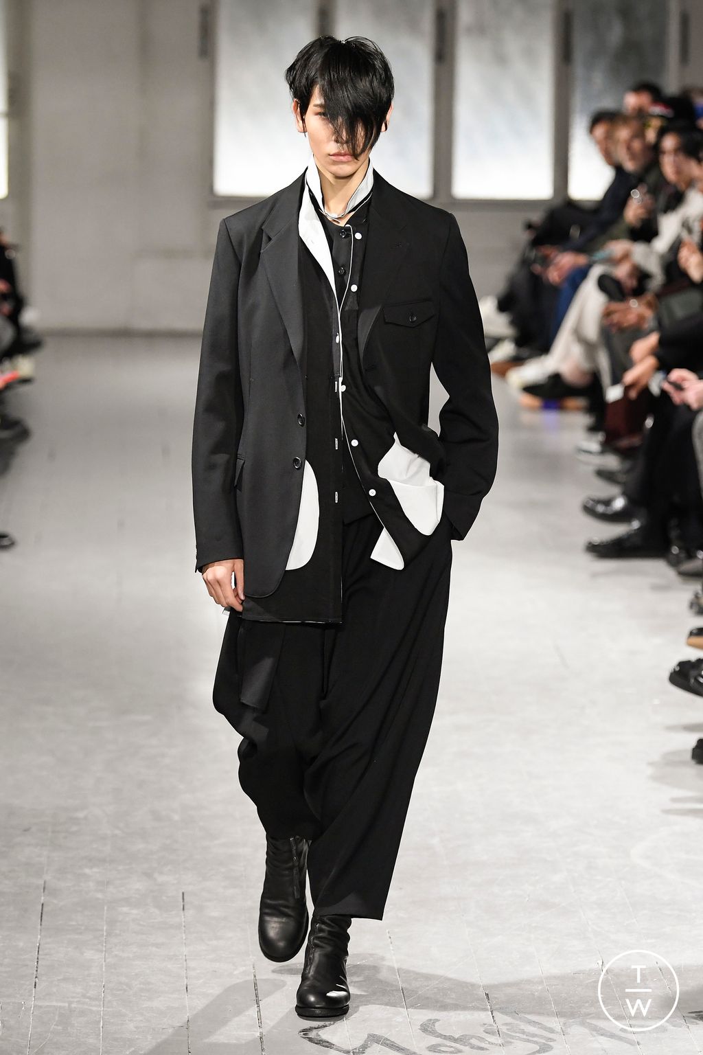 Fashion Week Paris Fall/Winter 2023 look 34 from the Yohji Yamamoto collection menswear
