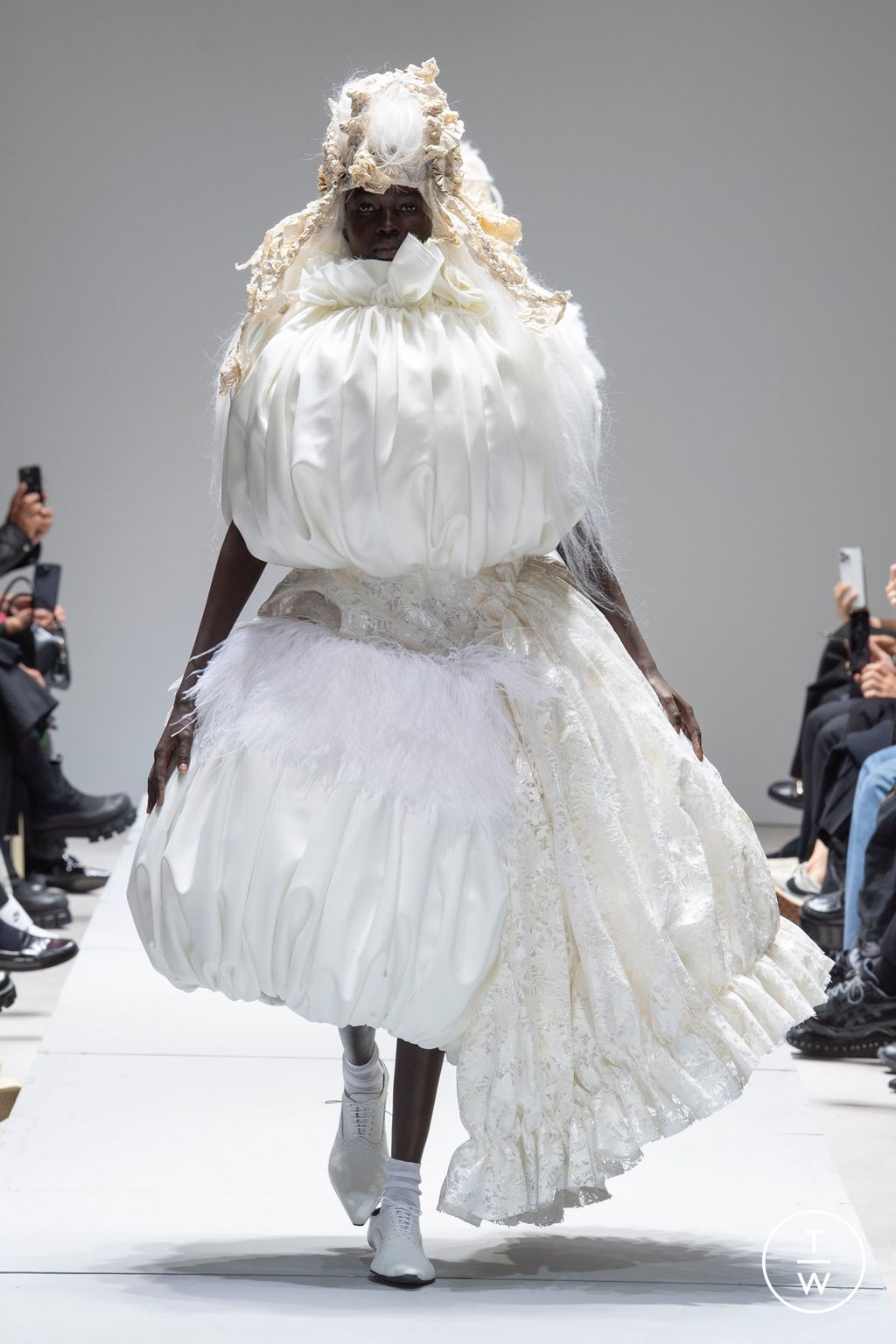 Fashion Week Paris Spring/Summer 2023 look 15 from the Comme des Garçons collection 女装