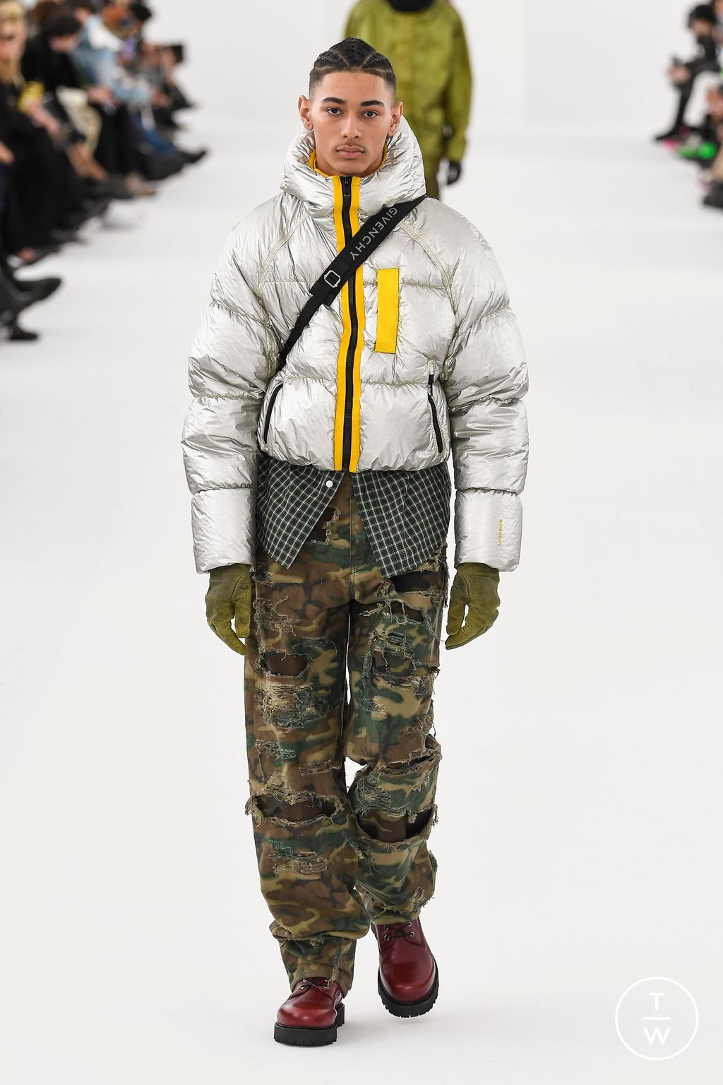 Fashion Week Paris Fall/Winter 2023 look 40 de la collection Givenchy menswear