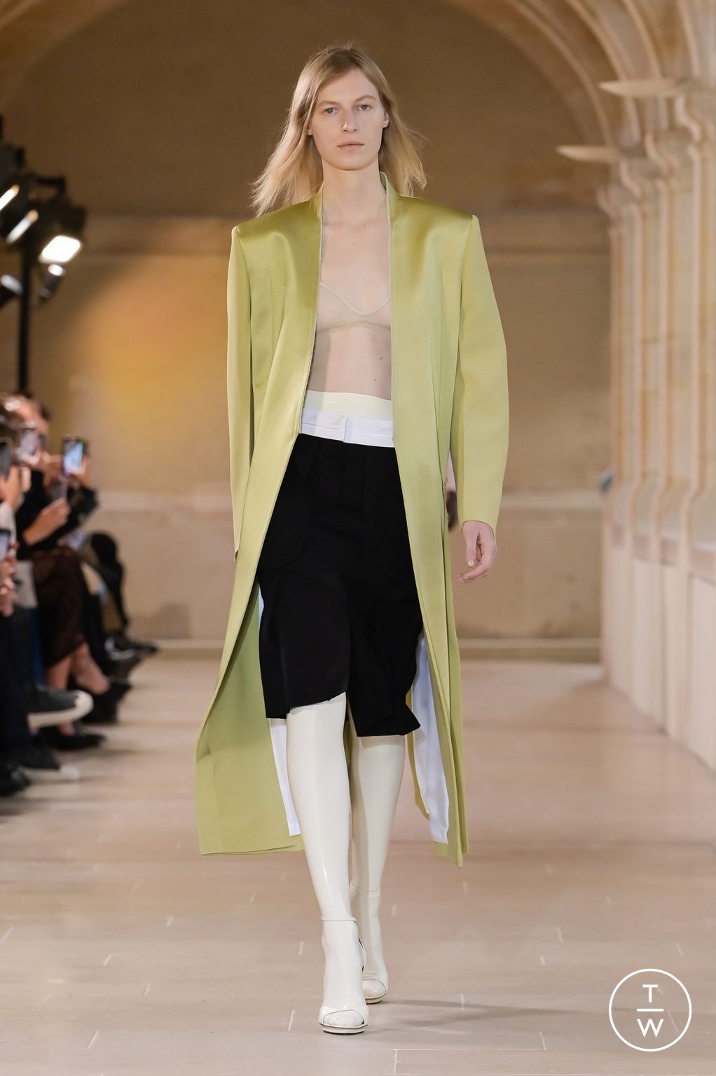 Fashion Week Paris Spring/Summer 2023 look 2 from the Victoria Beckham collection 女装