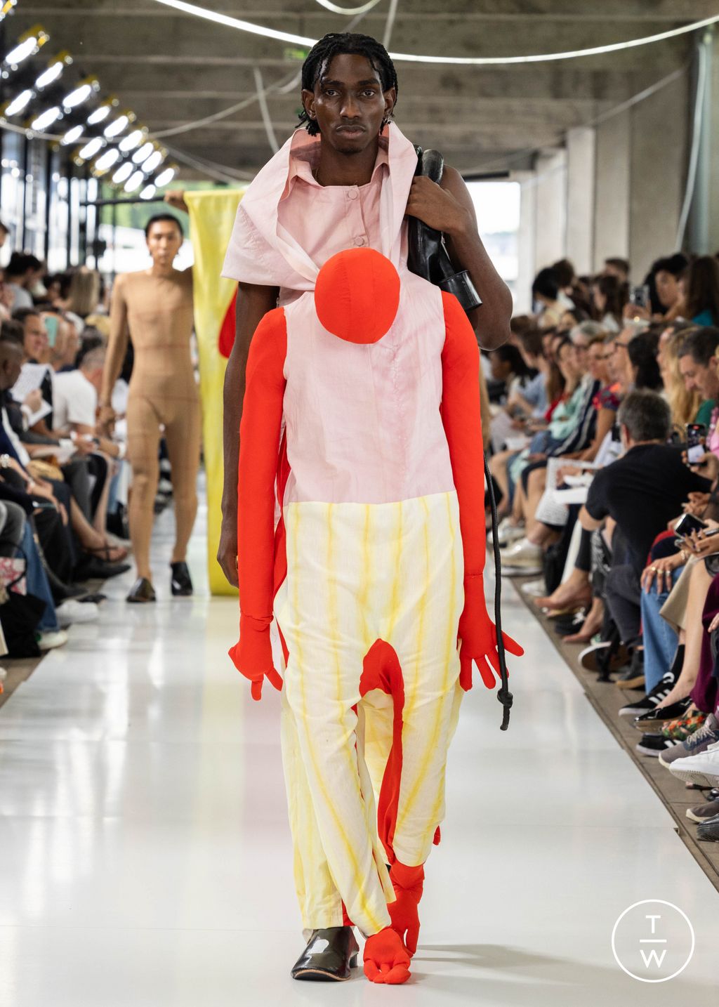 Fashion Week Paris Spring/Summer 2024 look 64 from the IFM PARIS collection 男装