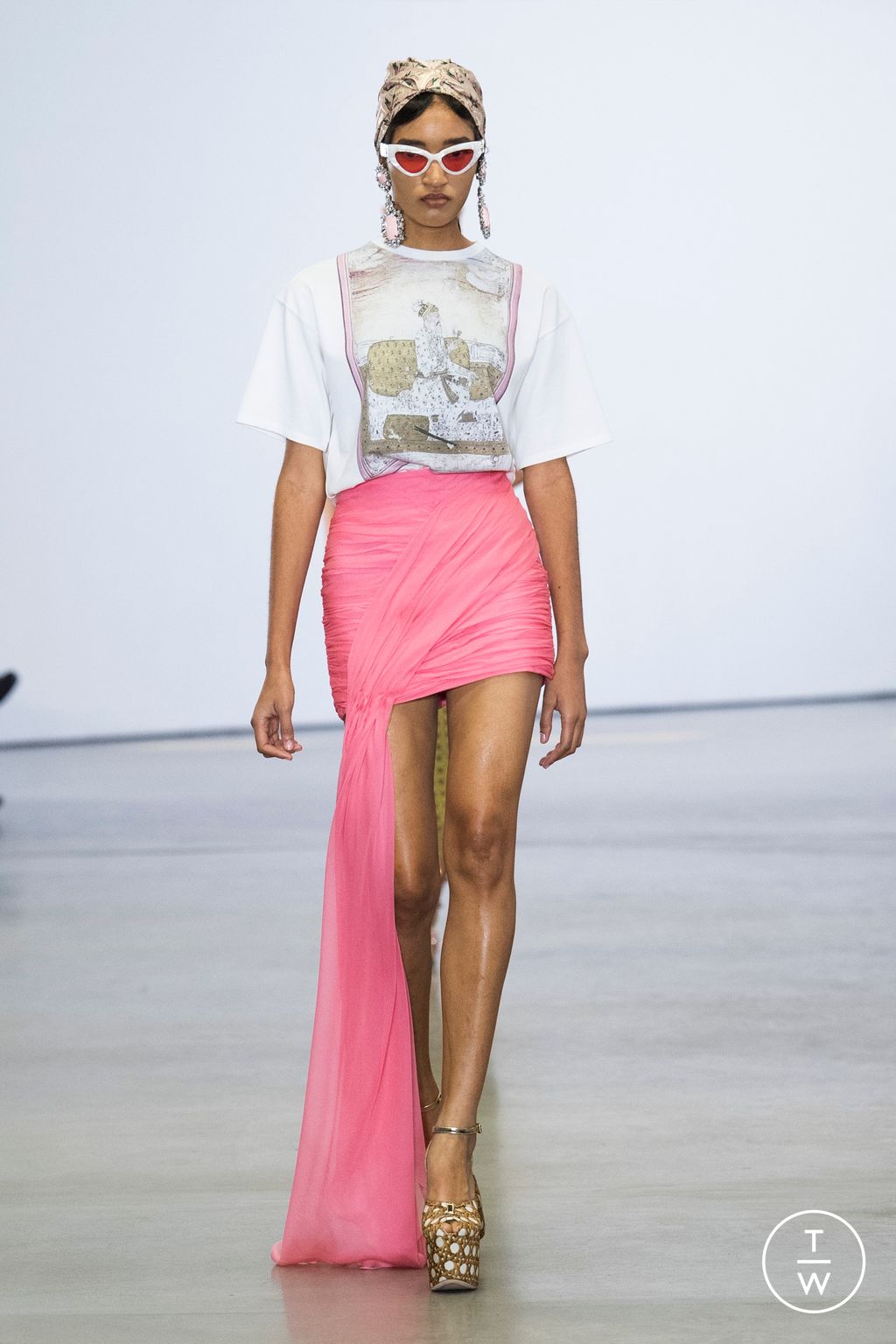 Fashion Week Paris Spring/Summer 2023 look 6 from the Giambattista Valli collection womenswear