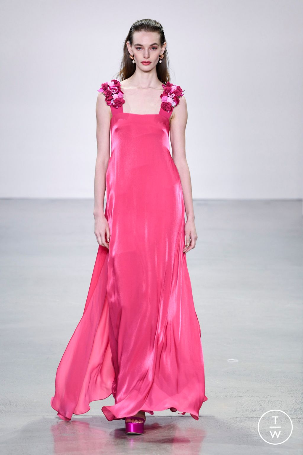 Fashion Week New York Spring/Summer 2023 look 7 de la collection Badgley Mischka womenswear