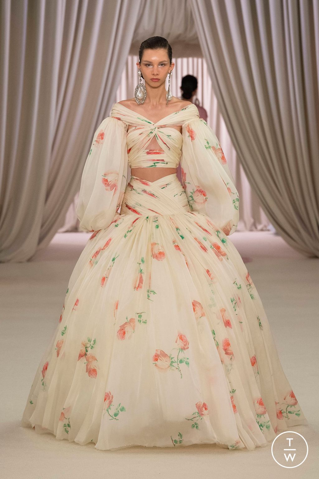 Fashion Week Paris Spring/Summer 2023 look 10 from the Giambattista Valli collection couture
