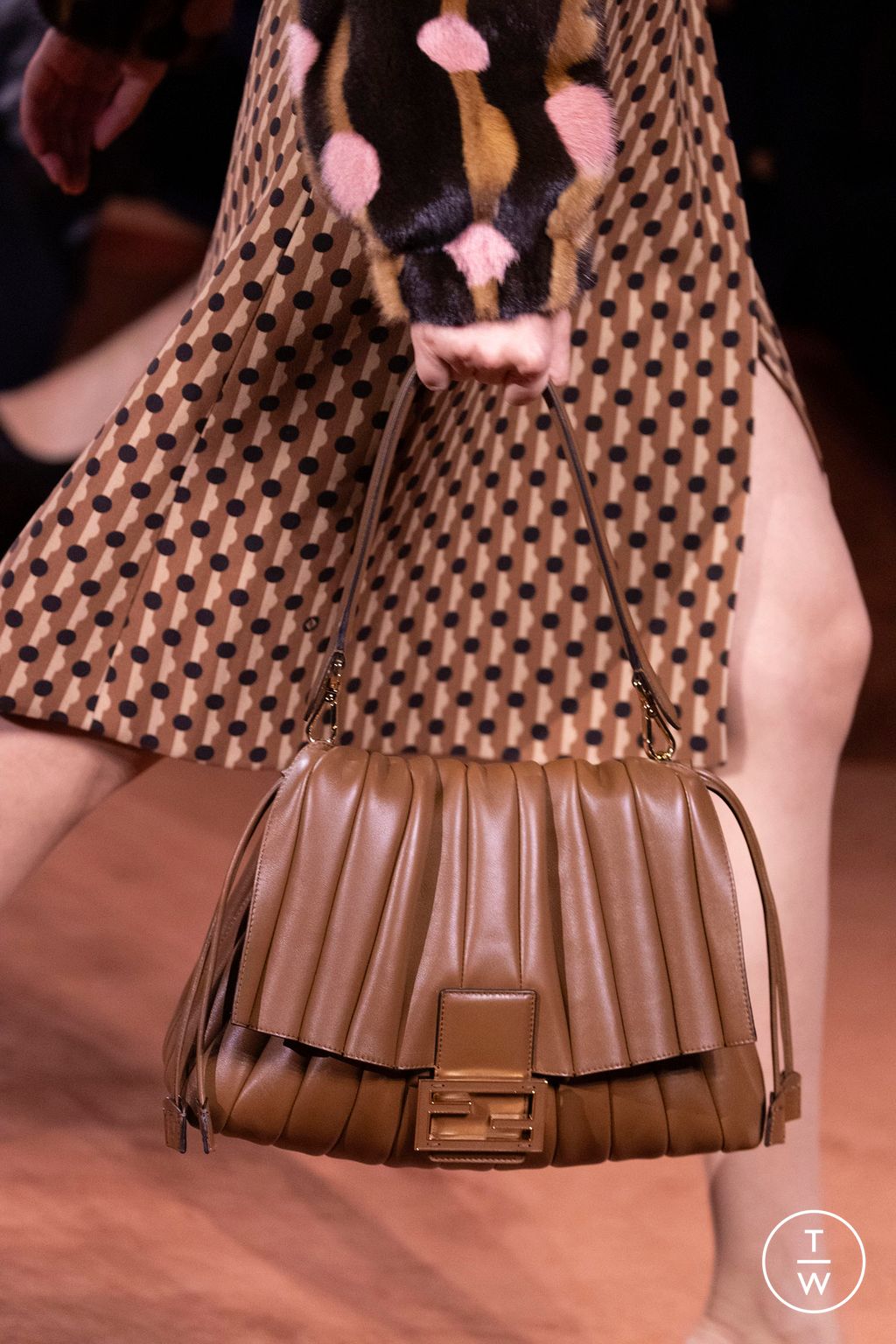 Fashion Week Milan Fall/Winter 2025 look 196 from the Fendi collection 女装配饰