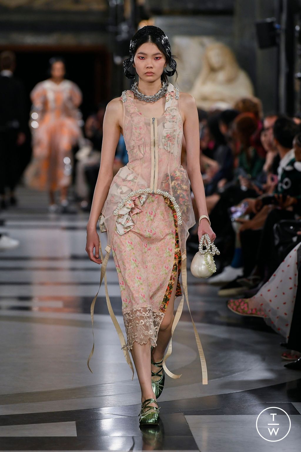 Fashion Week London Spring/Summer 2023 look 26 from the Simone Rocha collection womenswear