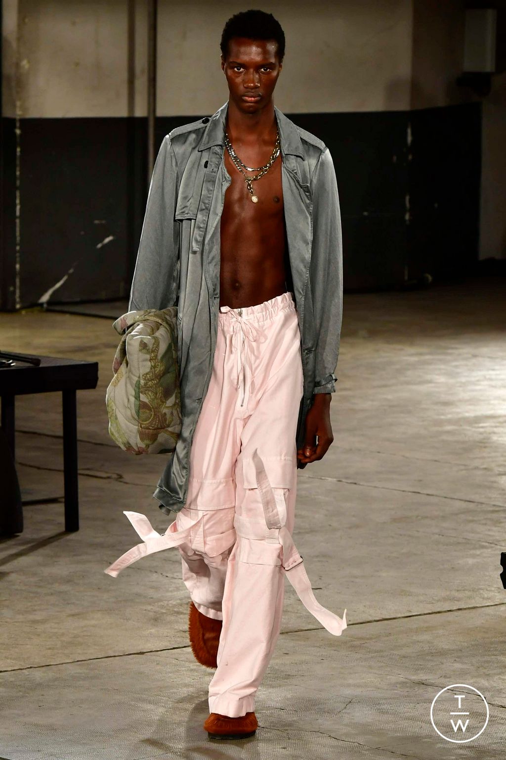 Fashion Week Paris Fall/Winter 2023 look 34 from the Dries Van Noten collection 男装