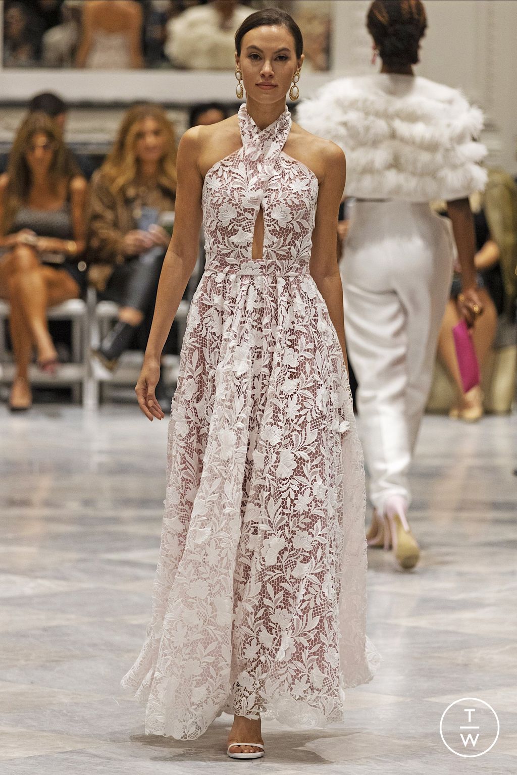 Fashion Week New York Spring/Summer 2023 look 14 de la collection Dennis Basso womenswear