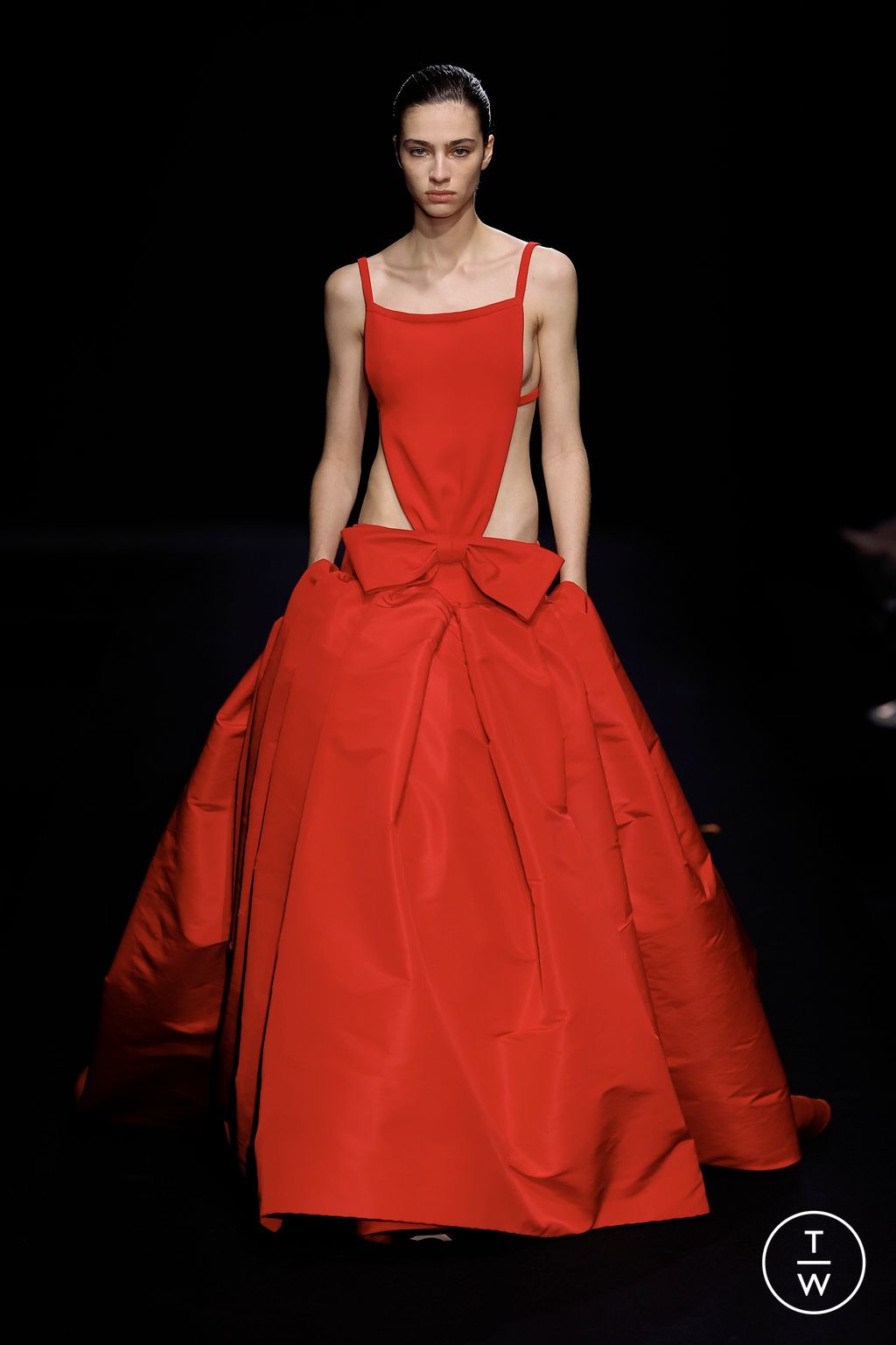 Fashion Week Paris Spring/Summer 2023 look 60 de la collection Valentino couture