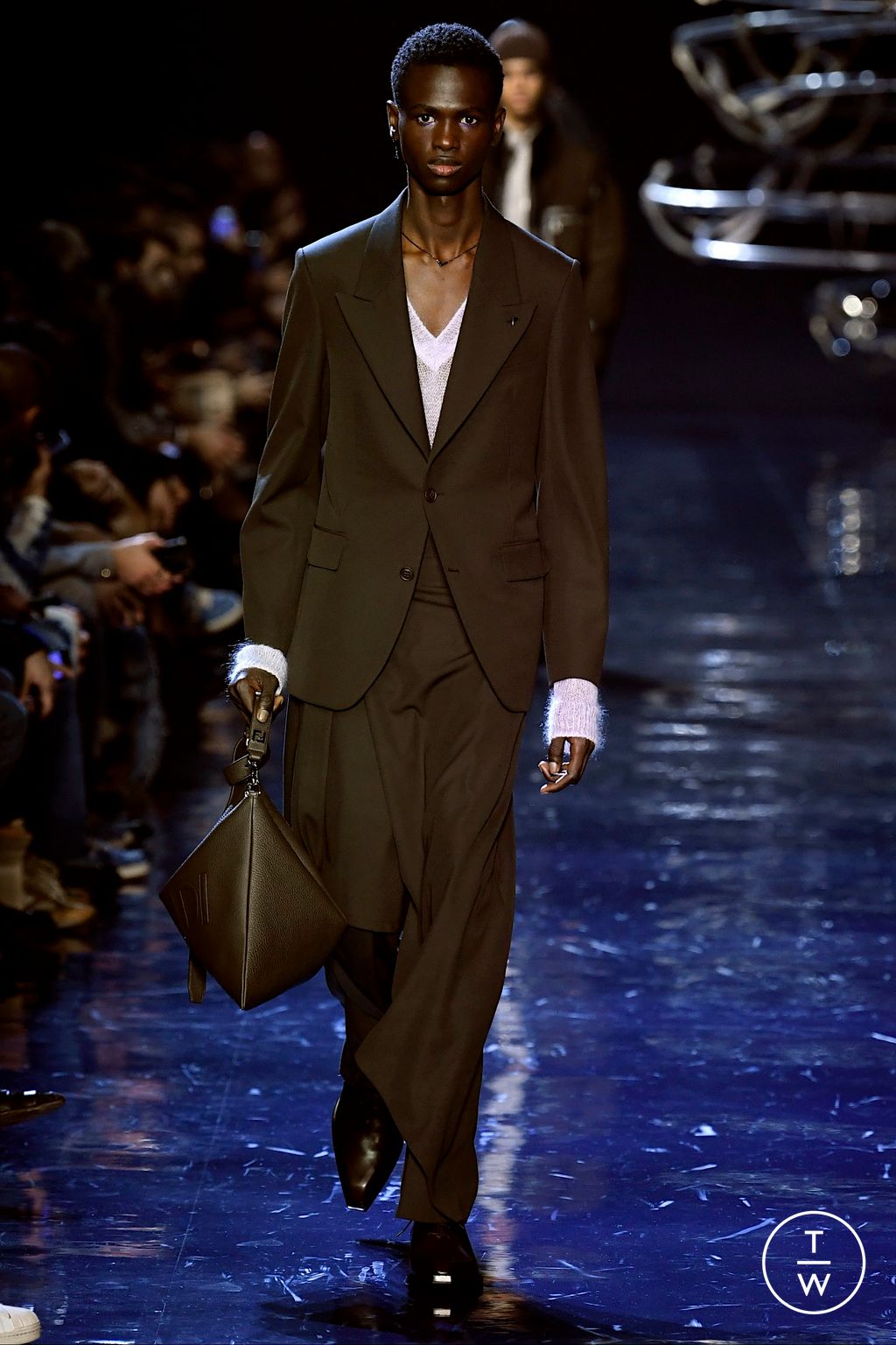 Fashion Week Milan Fall/Winter 2023 look 39 from the Fendi collection 男装
