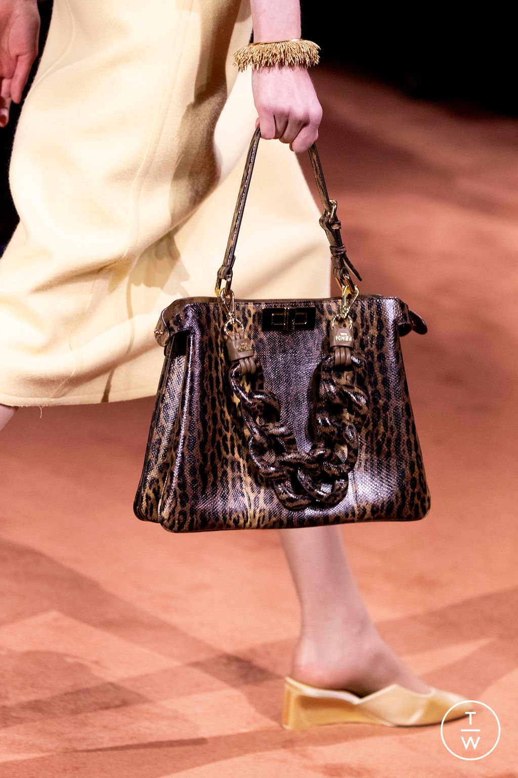 Fashion Week Milan Fall/Winter 2025 look 202 from the Fendi collection 女装配饰