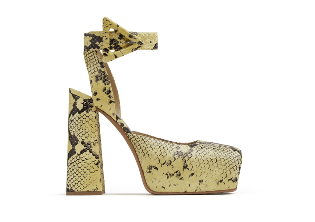 Fashion Week Milan Resort 2022 look 24 from the Bottega Veneta collection womenswear accessories