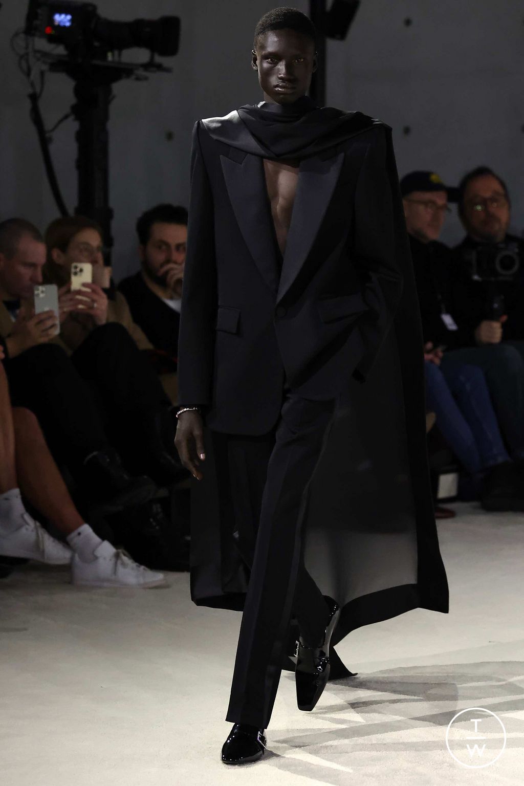 Fashion Week Paris Fall/Winter 2023 look 47 de la collection Saint Laurent menswear