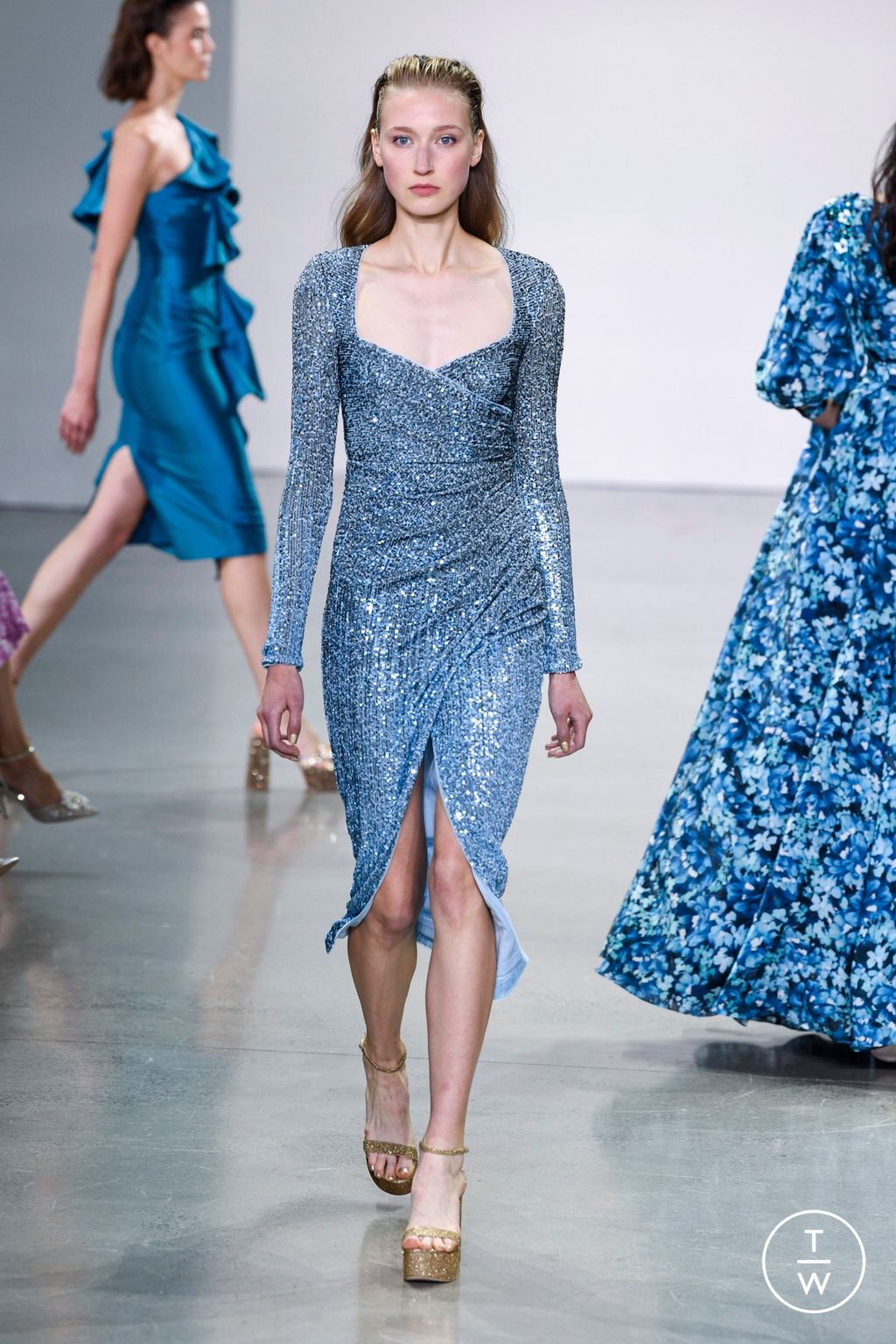 Fashion Week New York Spring/Summer 2023 look 33 from the Badgley Mischka collection 女装