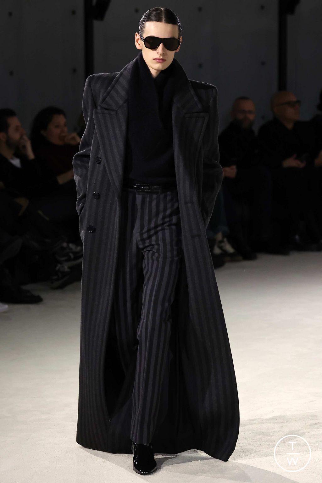 Fashion Week Paris Fall/Winter 2023 look 21 from the Saint Laurent collection 男装