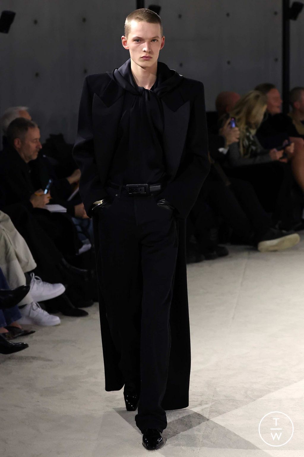 Fashion Week Paris Fall/Winter 2023 look 34 from the Saint Laurent collection 男装