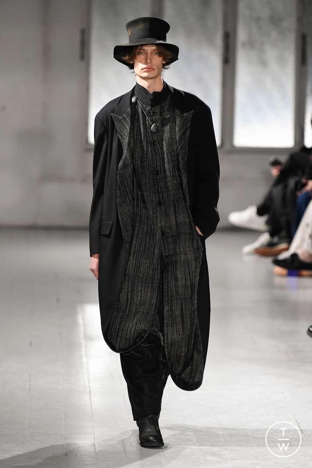 Fashion Week Paris Fall/Winter 2023 look 8 de la collection Yohji Yamamoto menswear