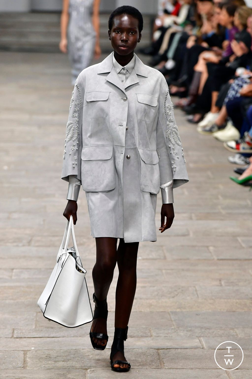 Fashion Week Milan Spring/Summer 2023 look 2 de la collection Ermanno Scervino womenswear