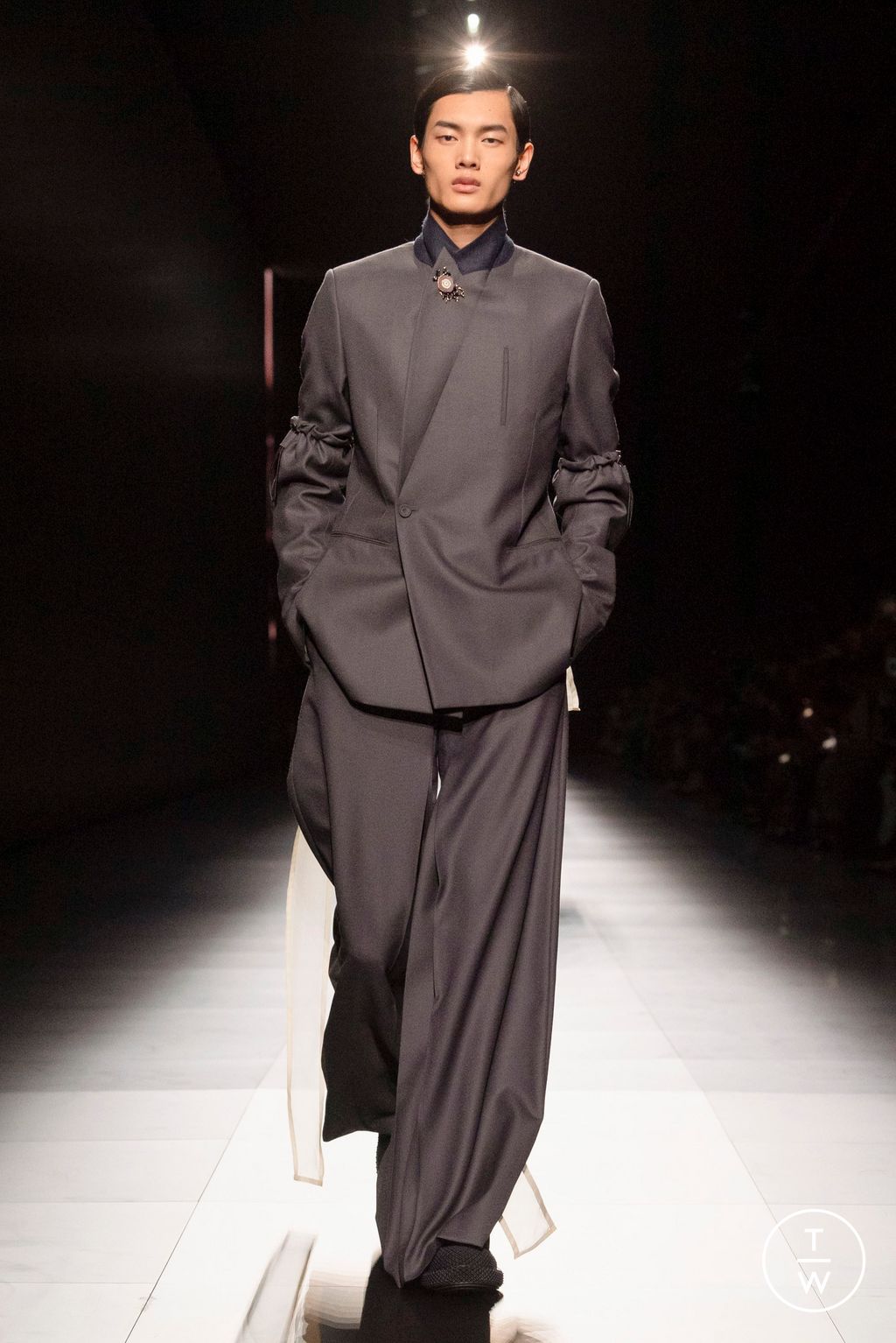 Fashion Week Paris Fall/Winter 2023 look 33 from the Dior Men collection 男装