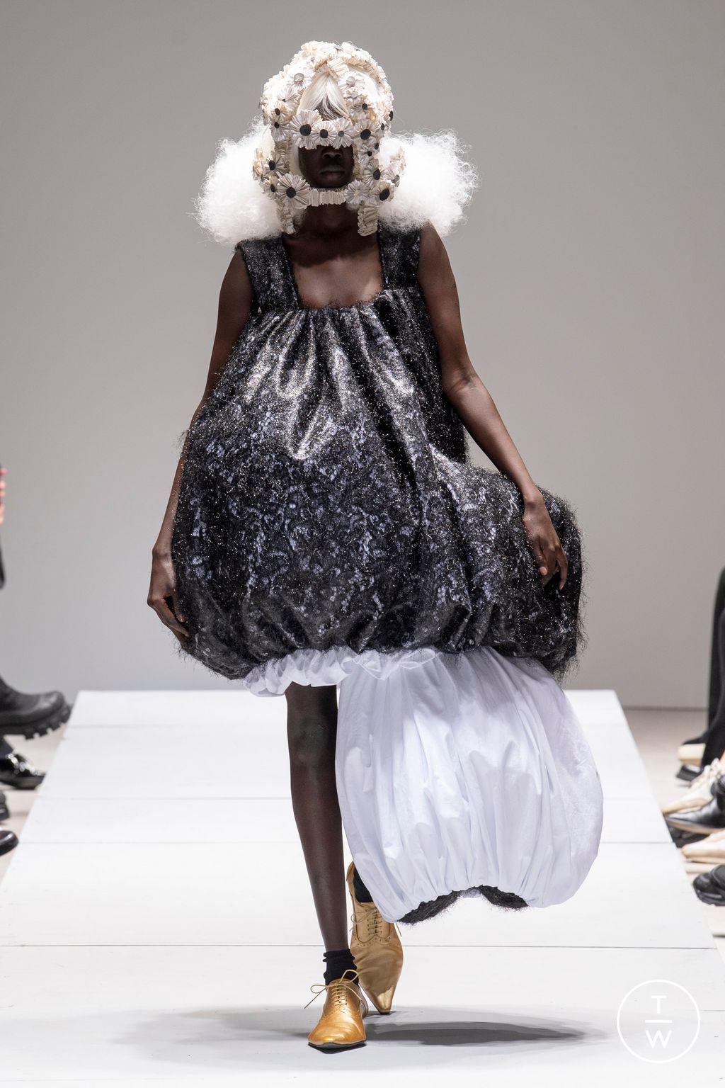 Fashion Week Paris Spring/Summer 2023 look 9 from the Comme des Garçons collection womenswear