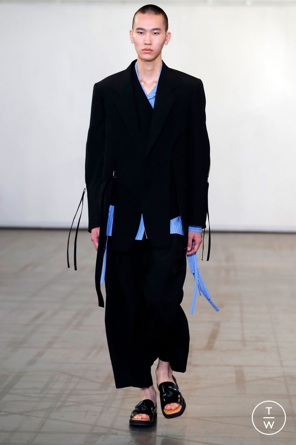 Fashion Week Paris Spring/Summer 2023 look 21 from the Ujoh collection 女装