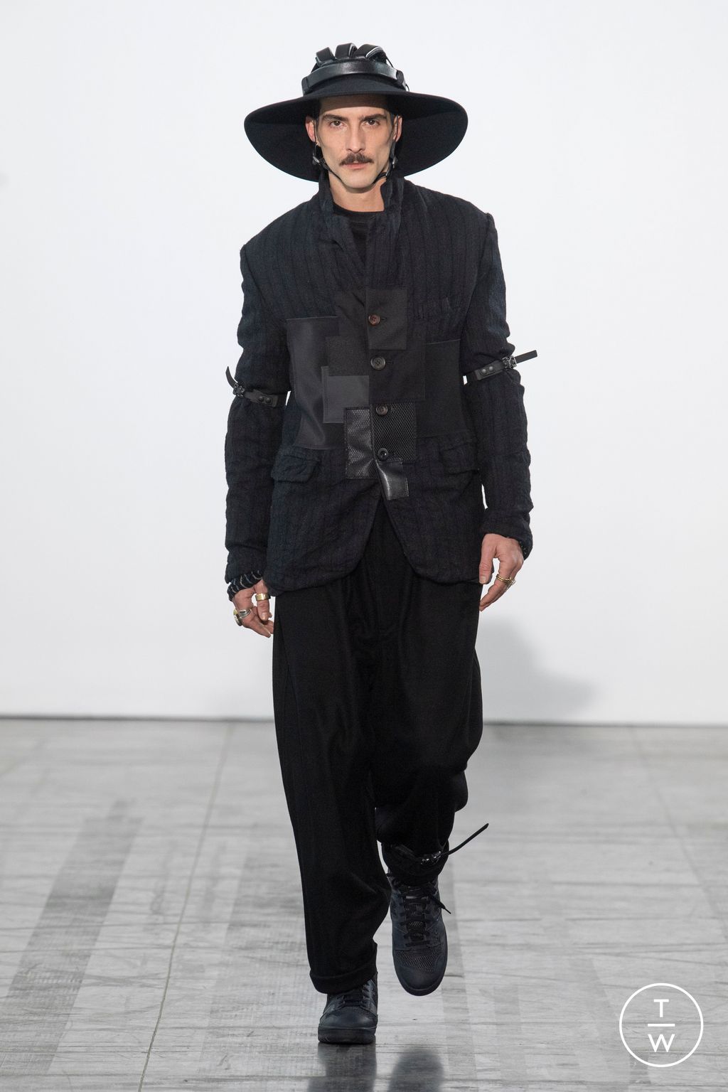 Fashion Week Paris Fall/Winter 2023 look 44 from the Junya Watanabe Man collection menswear