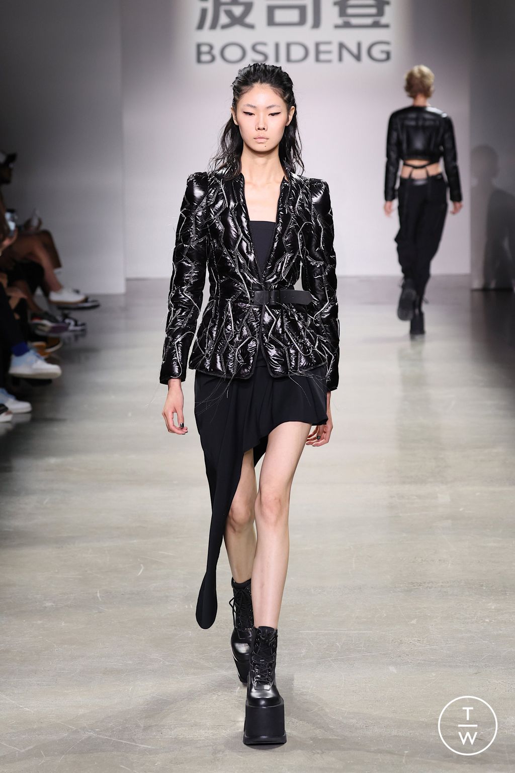 Fashion Week New York Spring/Summer 2023 look 21 from the Bosideng collection 女装