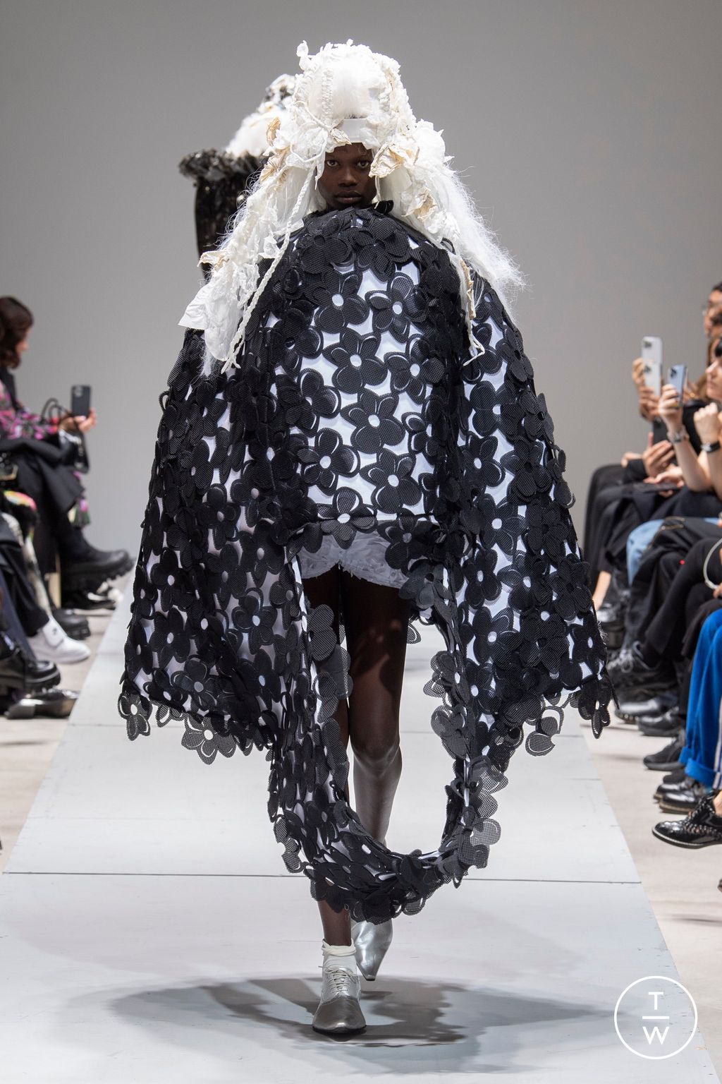Fashion Week Paris Spring/Summer 2023 look 5 de la collection Comme des Garçons womenswear