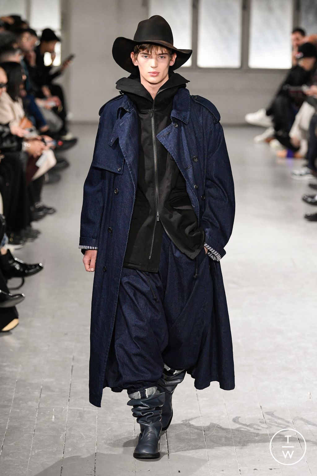 Fashion Week Paris Fall/Winter 2023 look 23 from the Yohji Yamamoto collection 男装