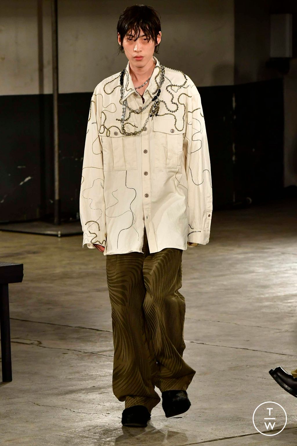Fashion Week Paris Fall/Winter 2023 look 19 from the Dries Van Noten collection 男装