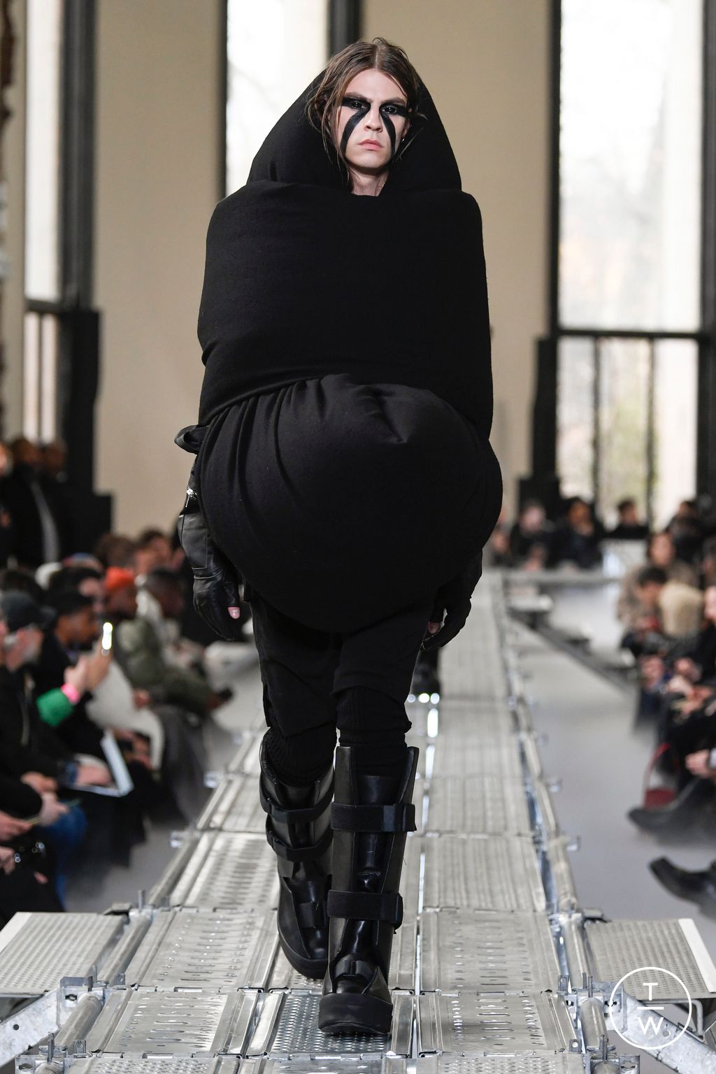 Fashion Week Paris Fall/Winter 2023 look 23 from the Rick Owens collection menswear