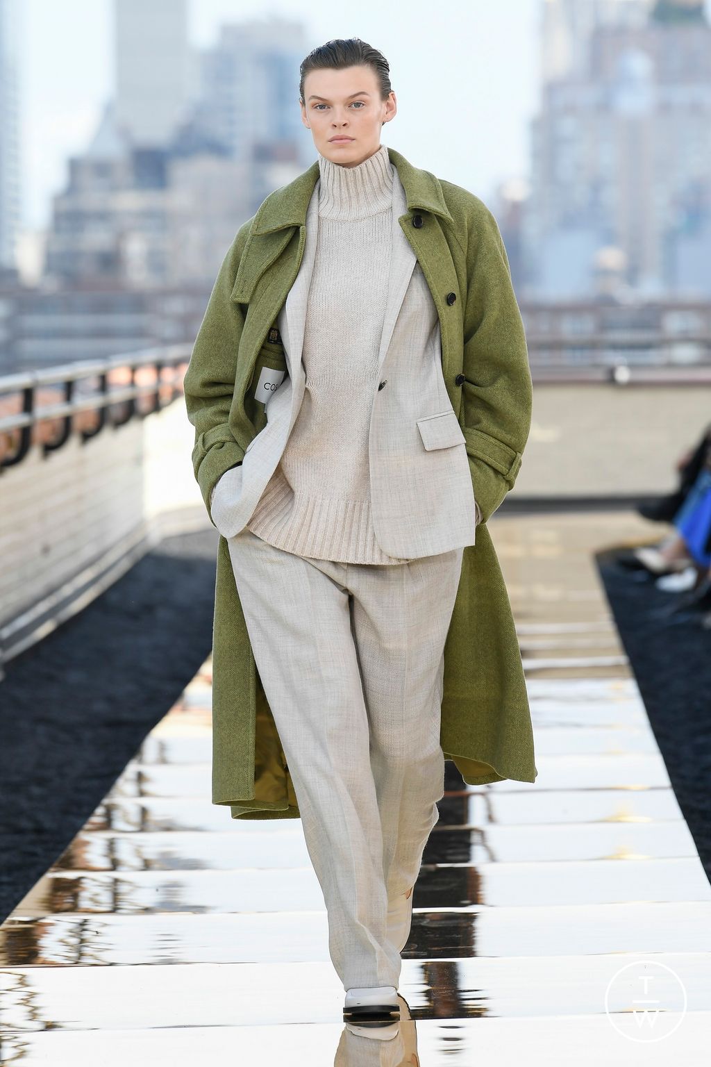 Fashion Week New York Fall/Winter 2022 look 25 from the Cos collection womenswear