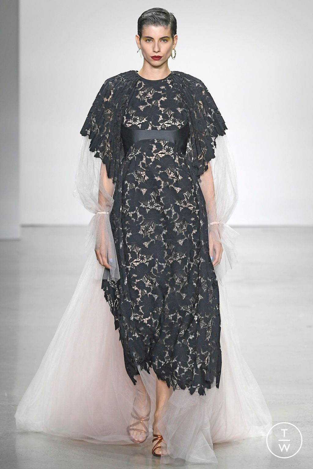 Fashion Week New York Spring/Summer 2023 look 32 from the Bibhu Mohapatra collection 女装