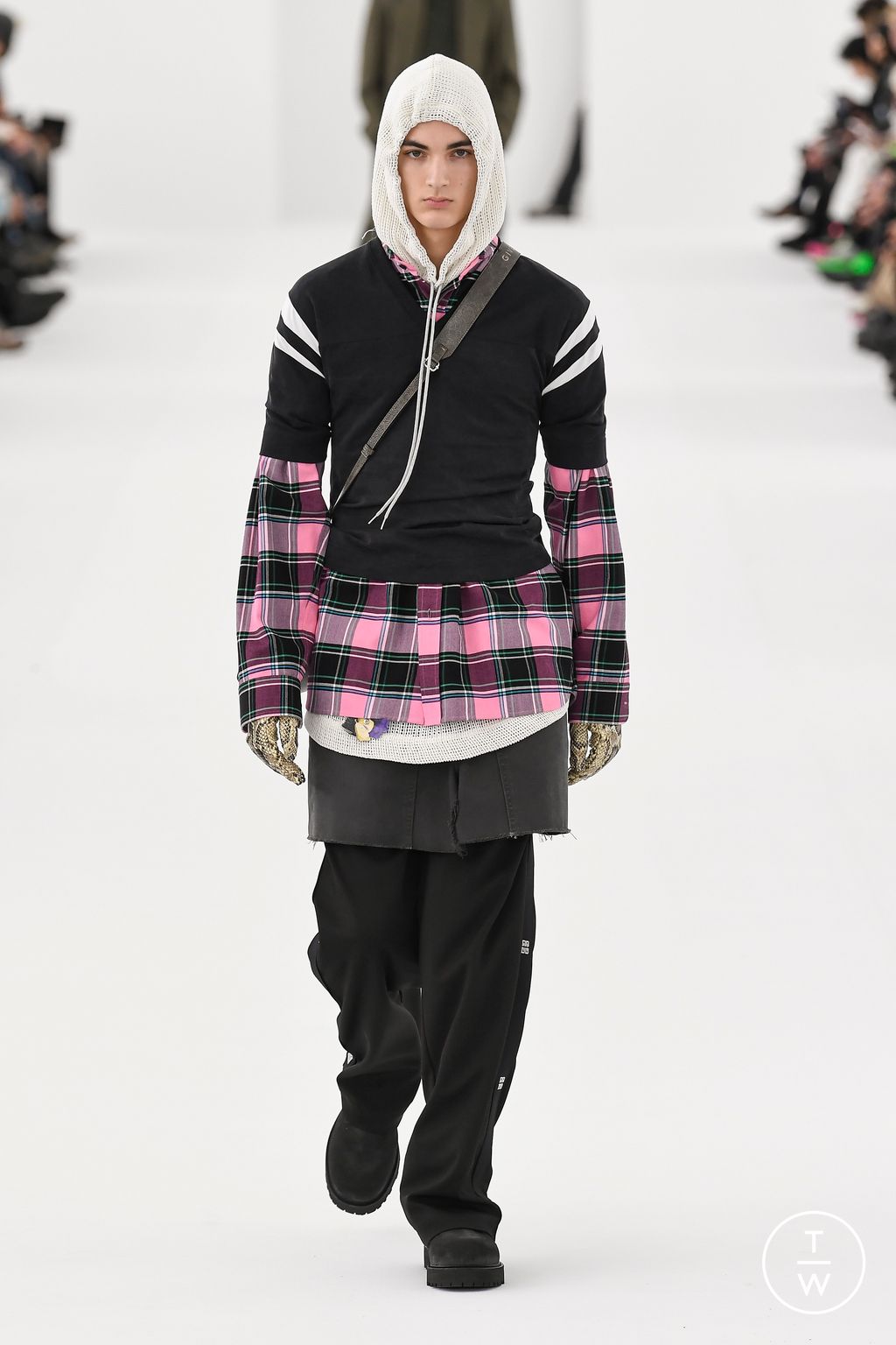 Fashion Week Paris Fall/Winter 2023 look 15 de la collection Givenchy menswear