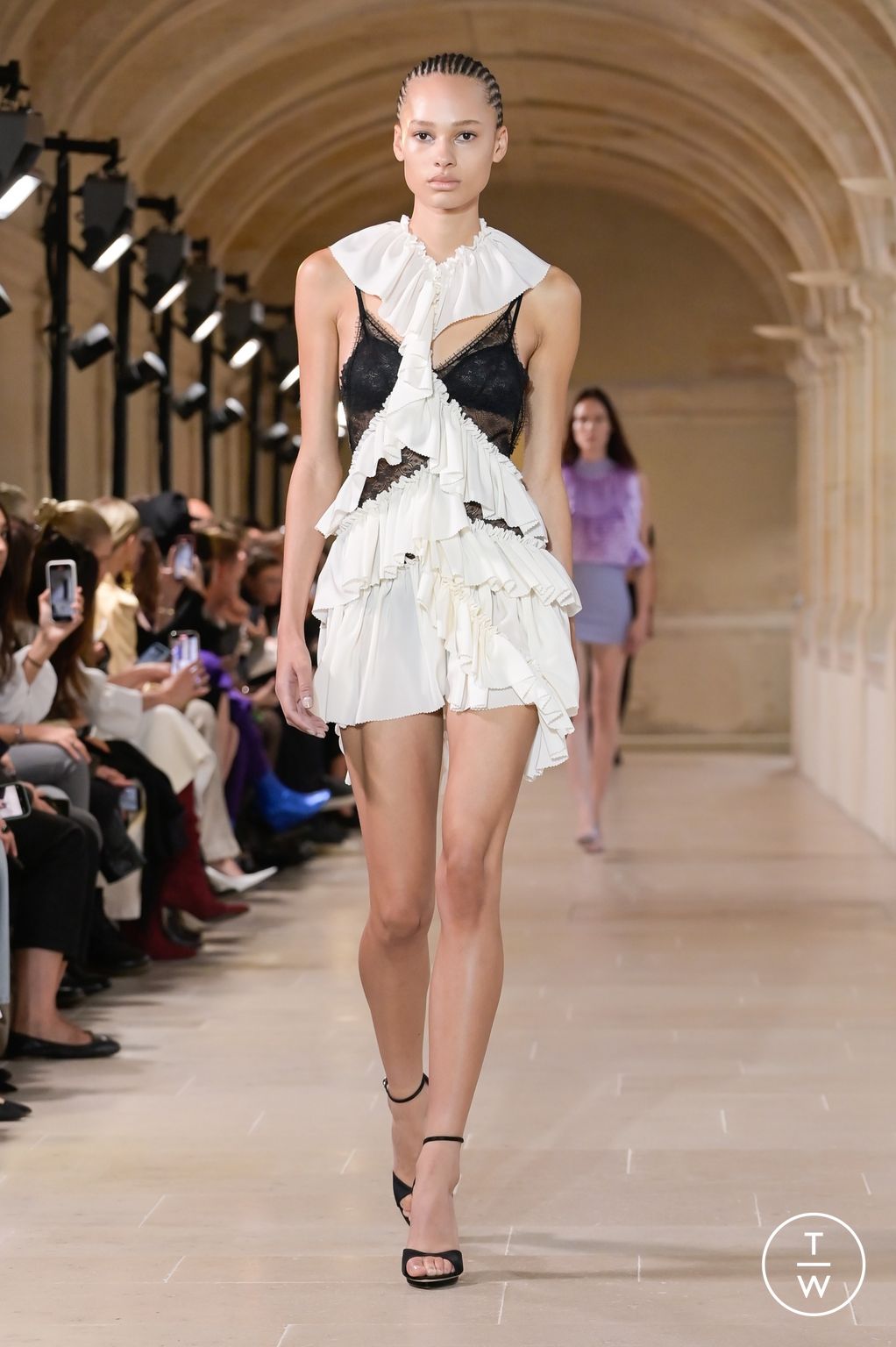 Fashion Week Paris Spring/Summer 2023 look 35 from the Victoria Beckham collection 女装