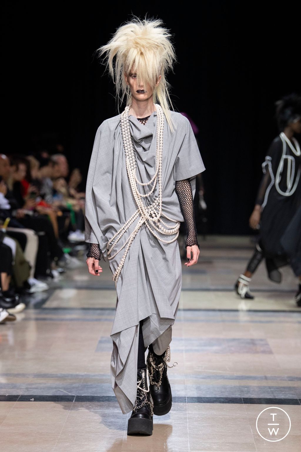 Fashion Week Paris Spring/Summer 2023 look 29 from the Junya Watanabe collection womenswear